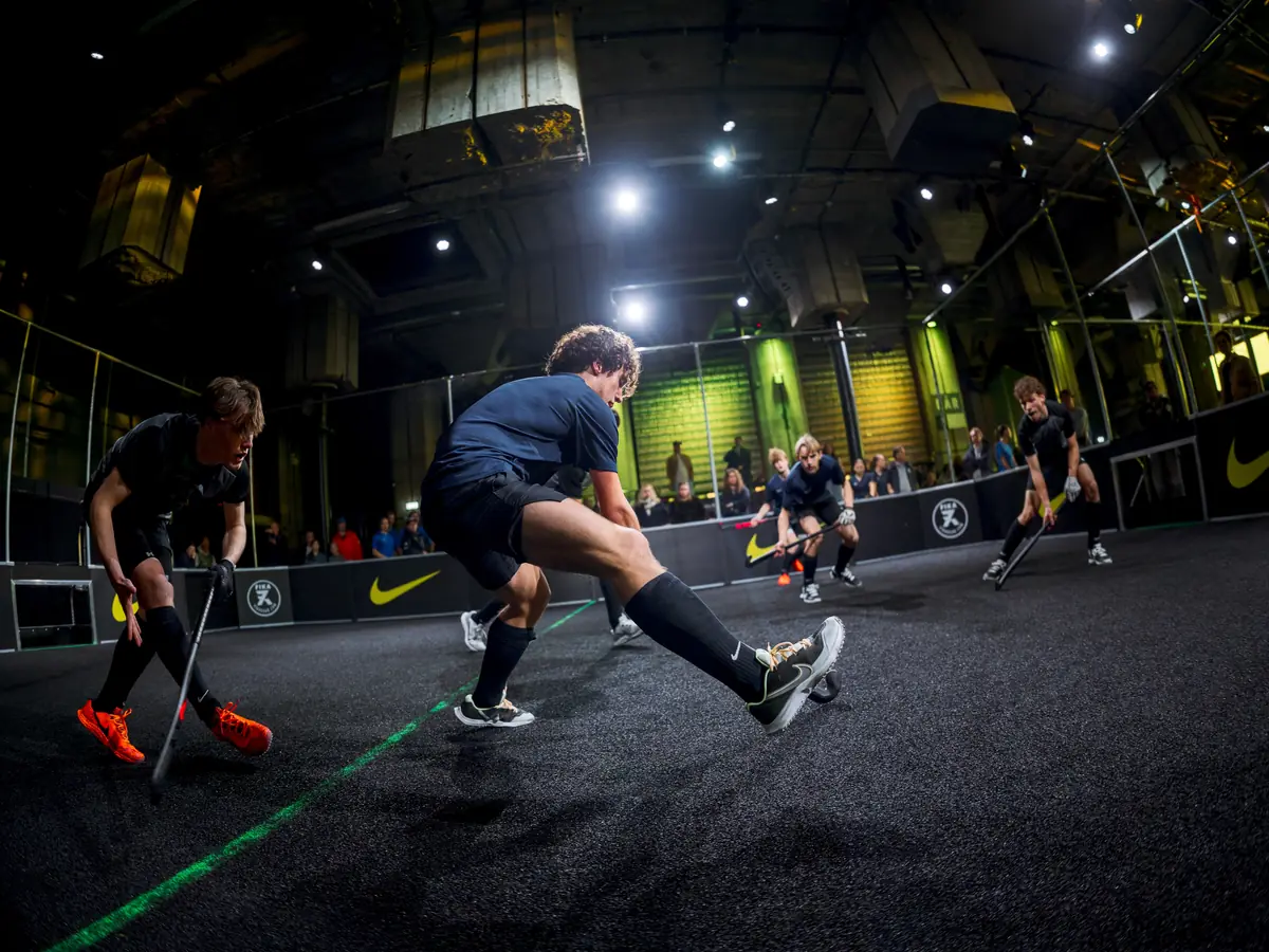 Spelers in duel tijdens het Nike 3v3-hockeyevent