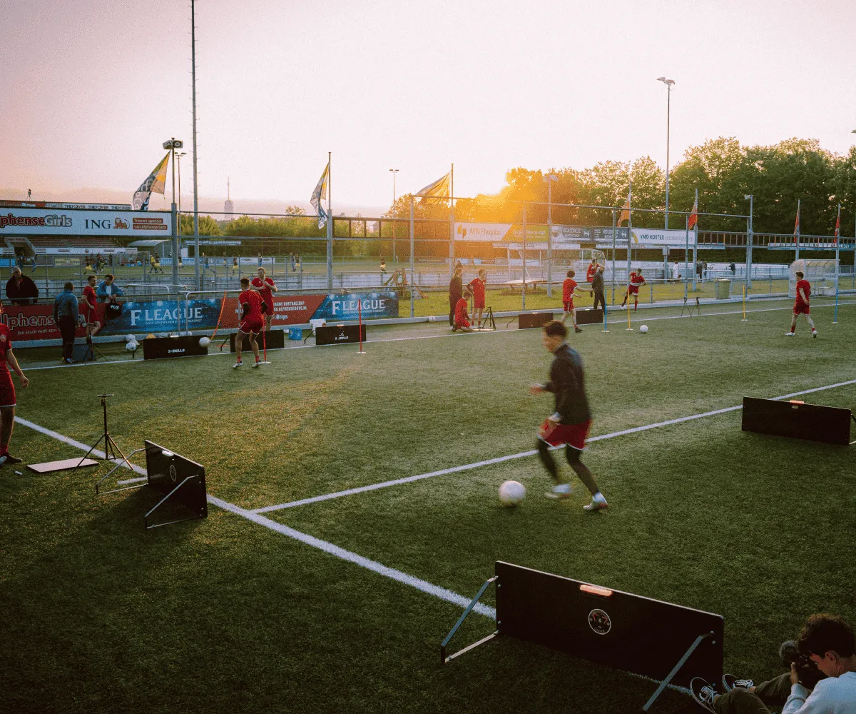 Kinderen spelen X-Skills tijdens een voetbalevent