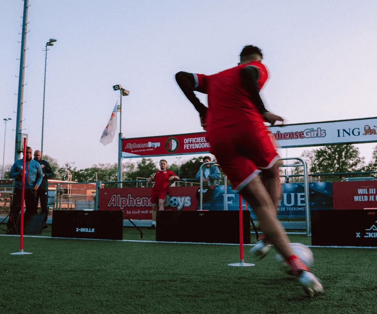 Voetballer speelt een challenge langs de Beams