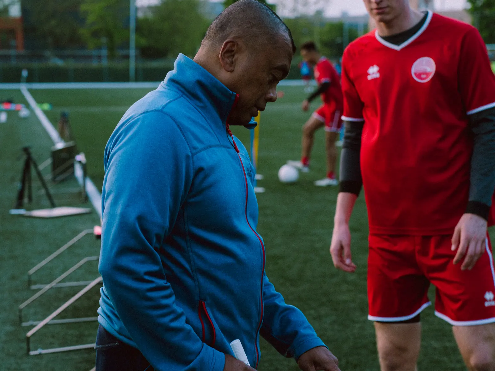 Trainer en speler bij de Beams tijdens een voetbaltraining